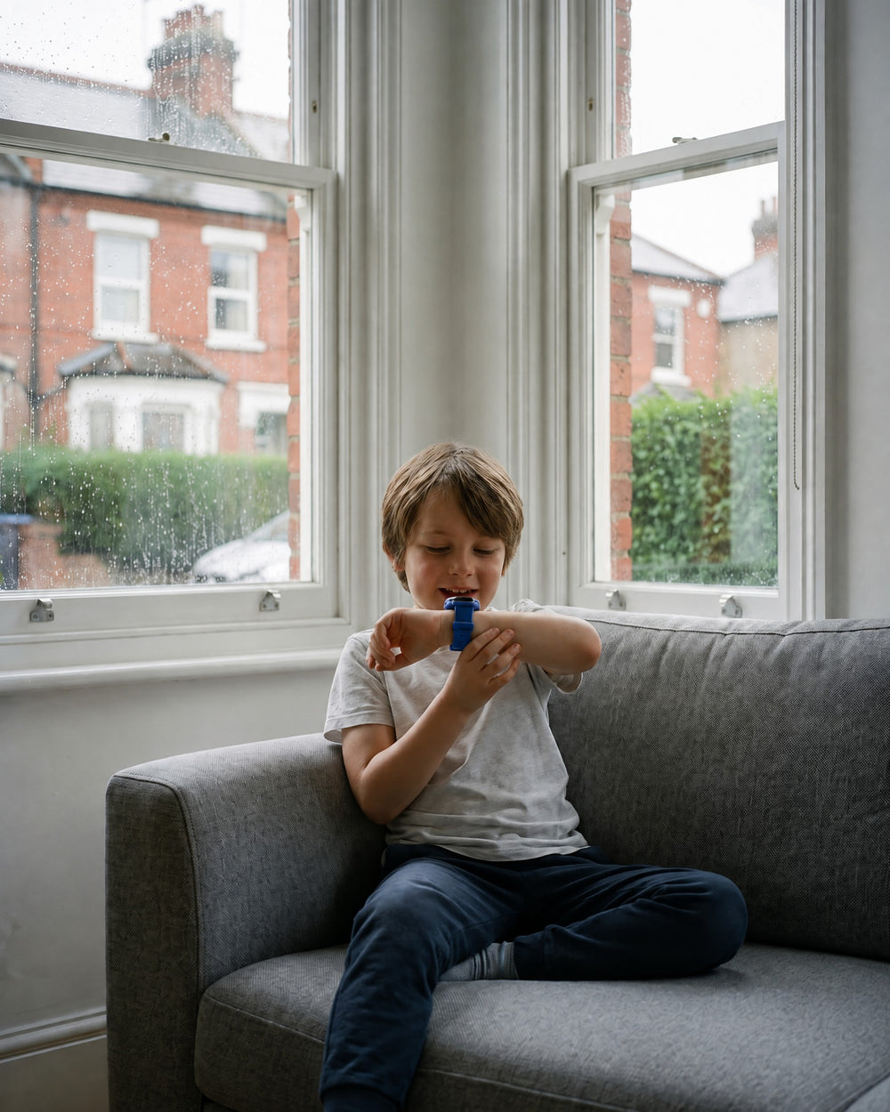 Child calling grandparents on a Solvi SE