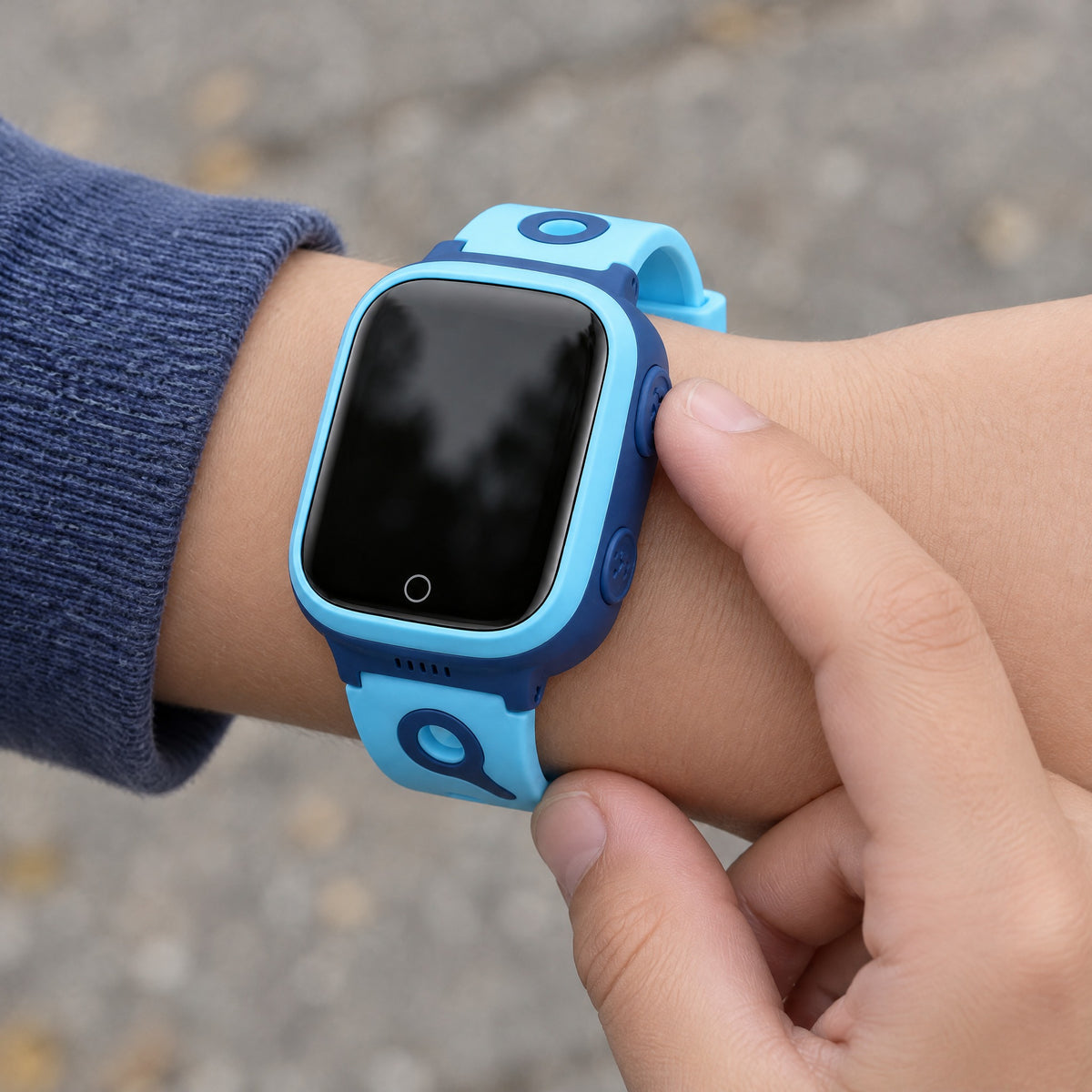 Solvi Max kids smartwatch in blue on a child's wrist, outdoors